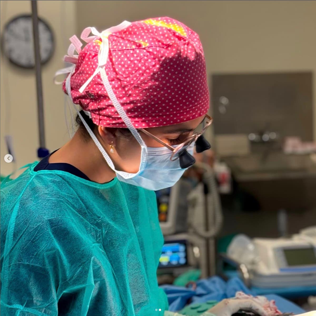 Dra. Luisa Alarcón operando en quirófano, Barcelona